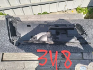 Кронштейн бічної обшивки кузова сторони пасажира задній правий